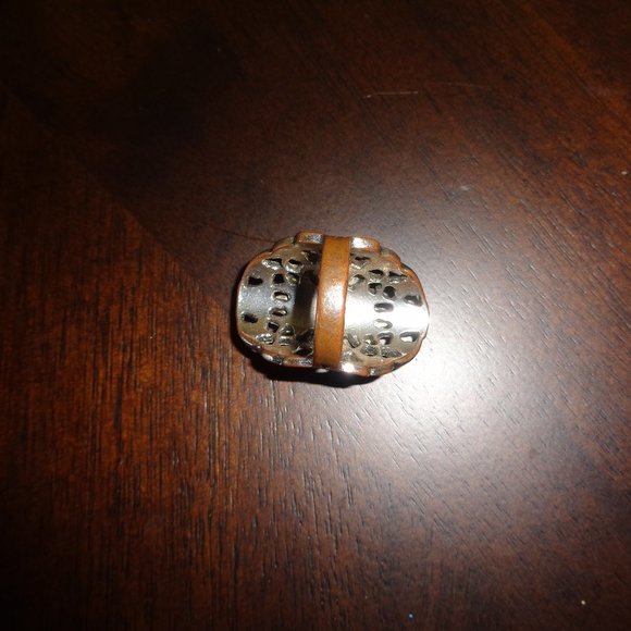 Flowery ring with faux crystals- costume jewelry - Picture 8 of 11